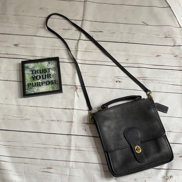 Coach Handbags - VTG COACH leather crossbody